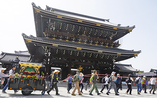 The Annual Pilgrimage to Yoshizaki (Rennyo Shōnin Goei Dōchū)